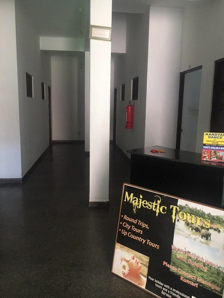 Majestic Tourist Hotel Kandy Bagian luar foto