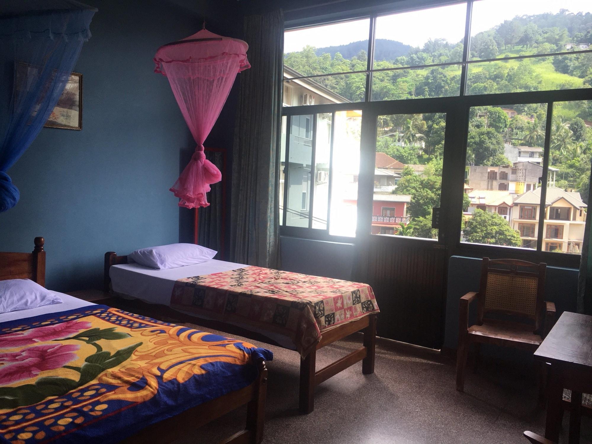 Majestic Tourist Hotel Kandy Bagian luar foto