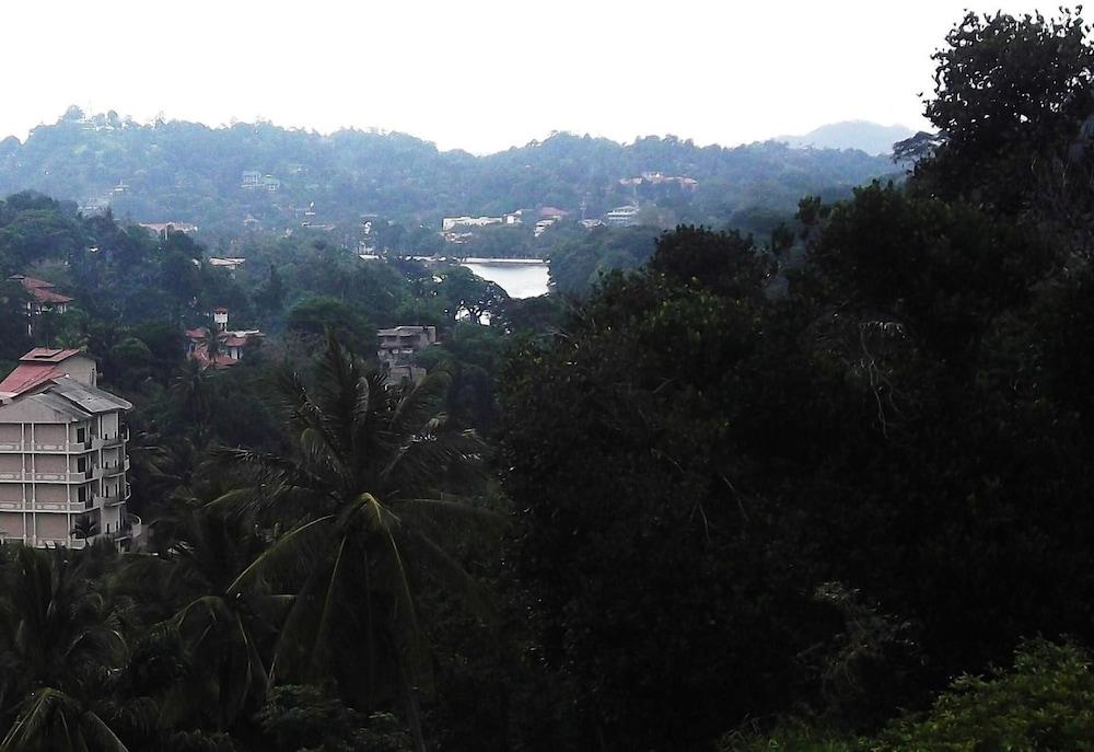 Majestic Tourist Hotel Kandy Bagian luar foto