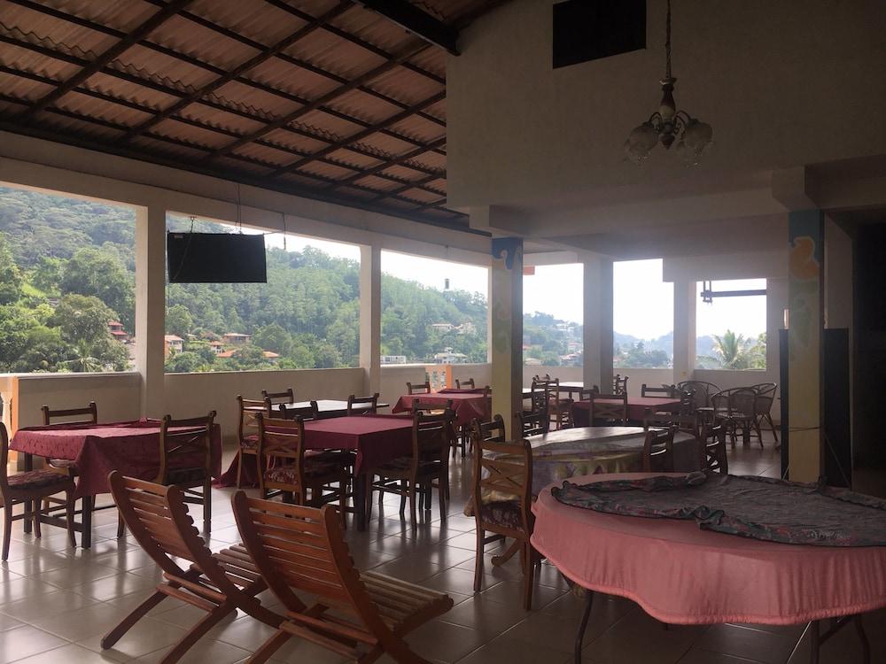 Majestic Tourist Hotel Kandy Bagian luar foto