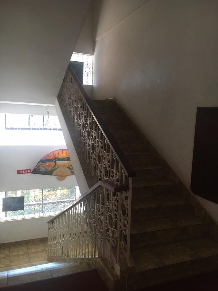 Majestic Tourist Hotel Kandy Bagian luar foto