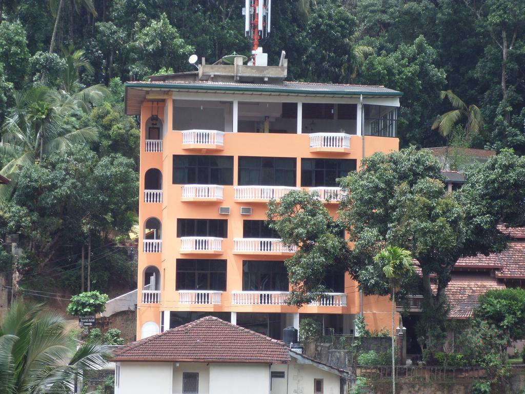 Majestic Tourist Hotel Kandy Bagian luar foto