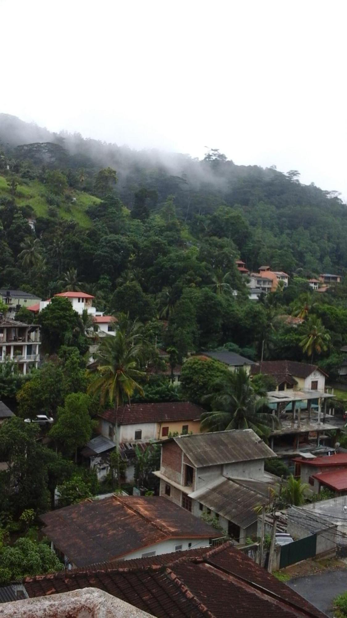 Majestic Tourist Hotel Kandy Bagian luar foto