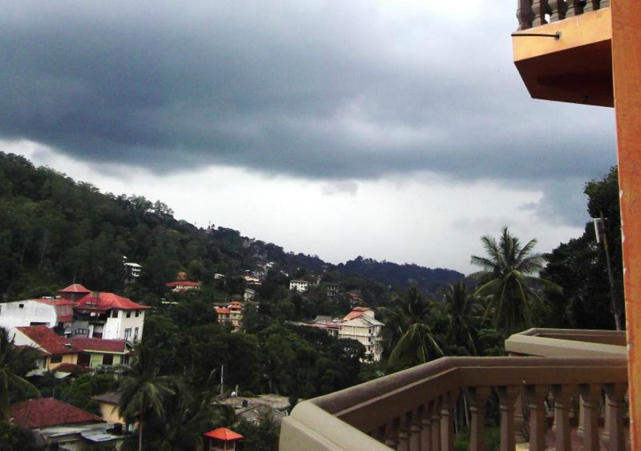 Majestic Tourist Hotel Kandy Bagian luar foto