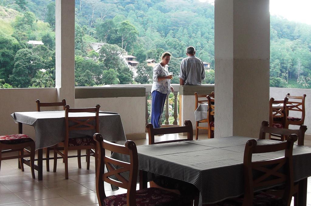 Majestic Tourist Hotel Kandy Bagian luar foto