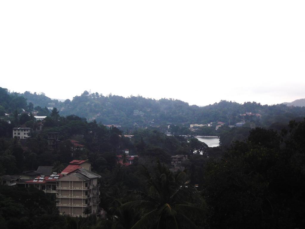Majestic Tourist Hotel Kandy Bagian luar foto